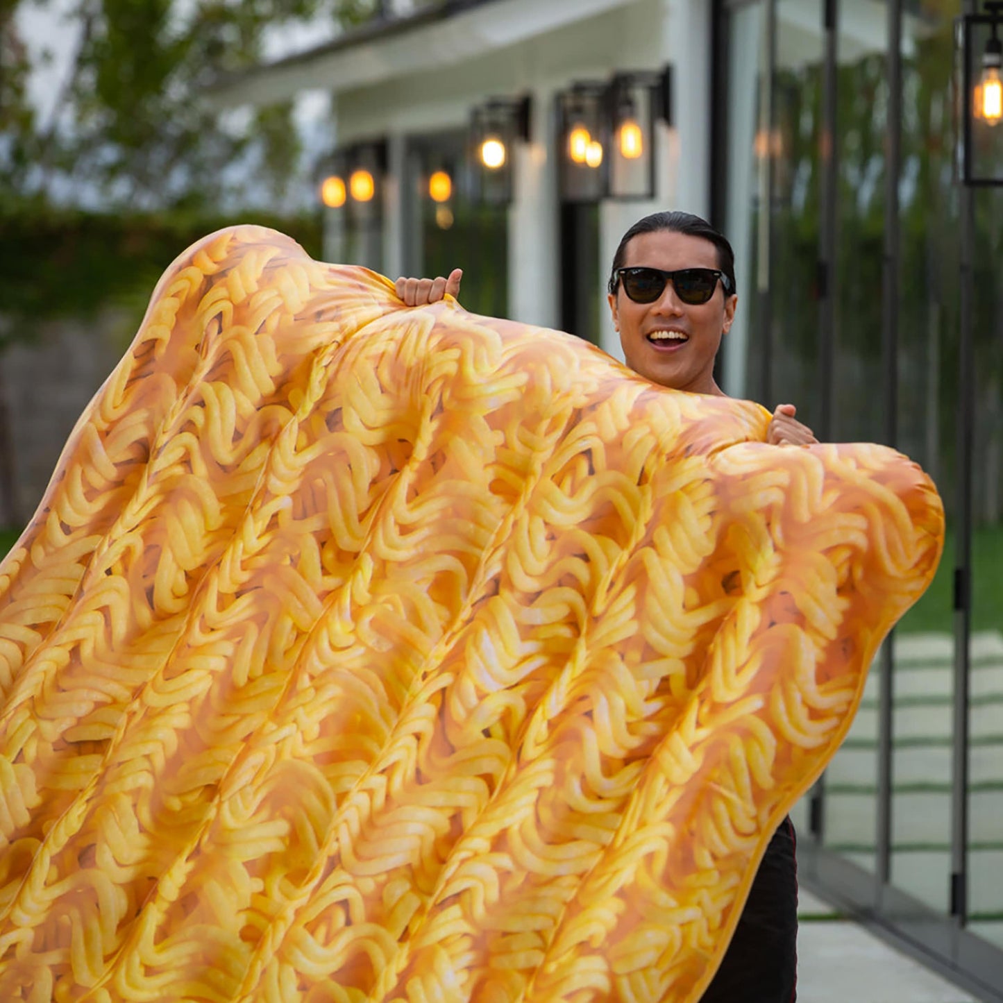 Iconic Float™ Giant Ramen Pool Float - Phao Bơi Mì Gói Khổng Lồ - Relatable - Hình ảnh bổ sung 4