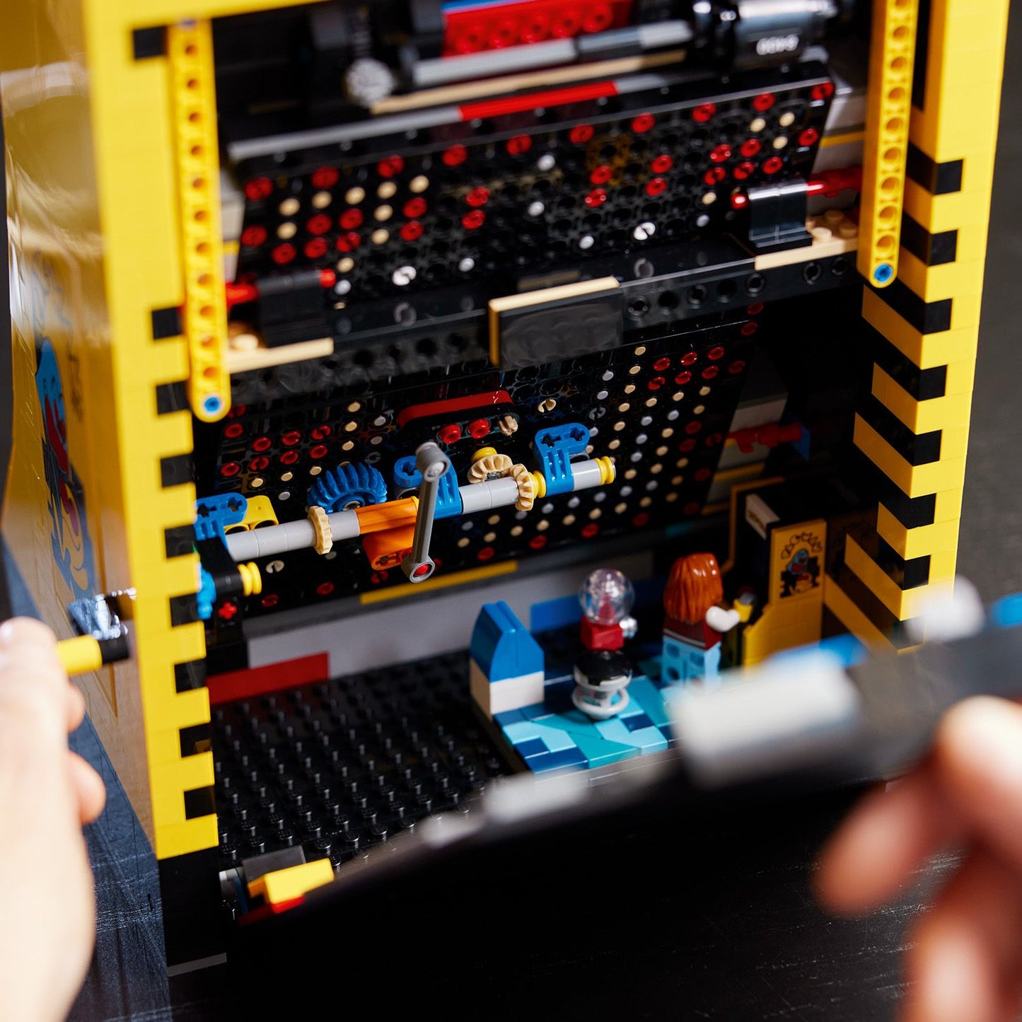 LEGO® Icons PAC-MAN Arcade - Mô hình Máy Chơi Game Cổ Điển - LEGO 10323