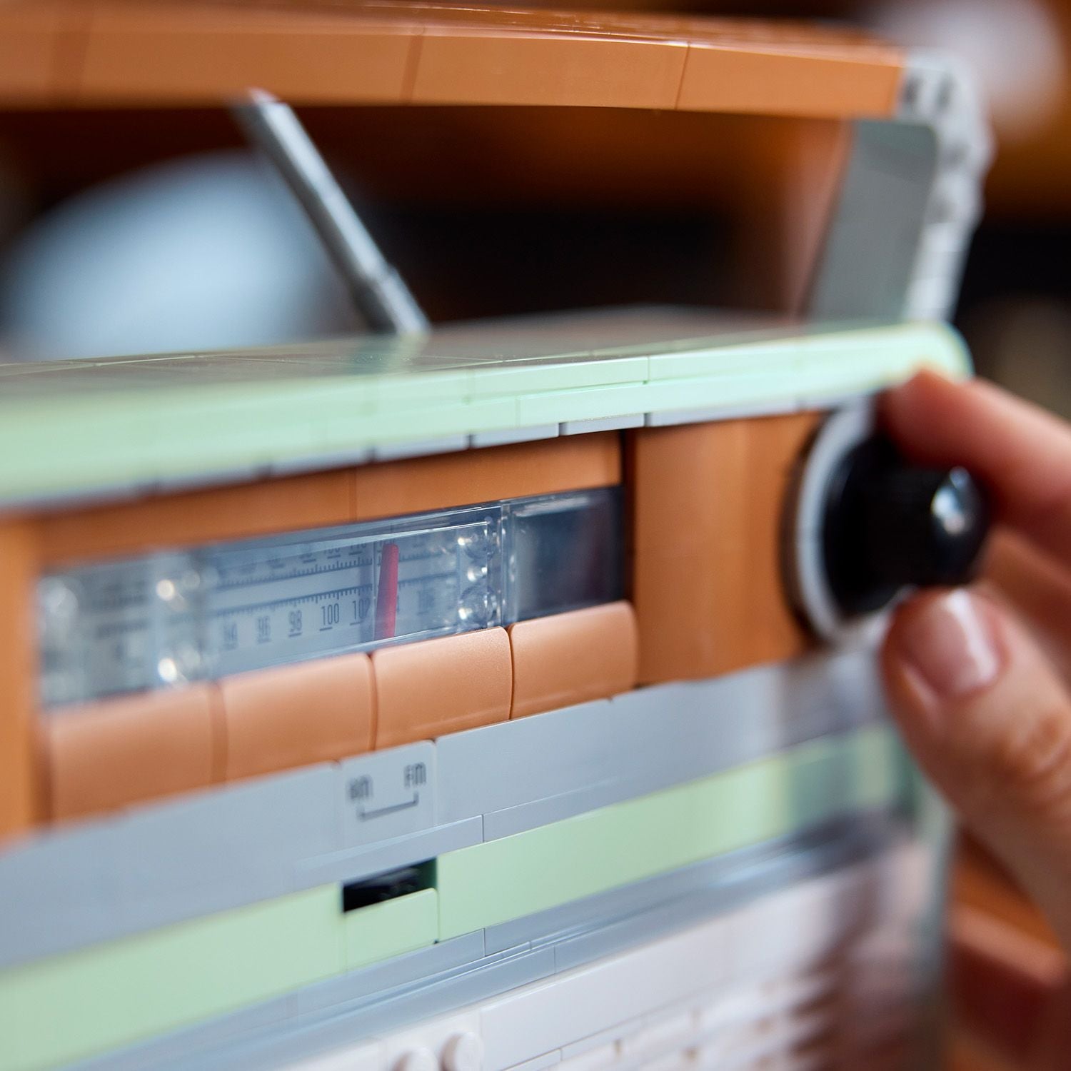 LEGO® ICONS™ Retro Radio - Mô Hình Đài Radio Cổ Điển (10334) - Hình ảnh bổ sung 6