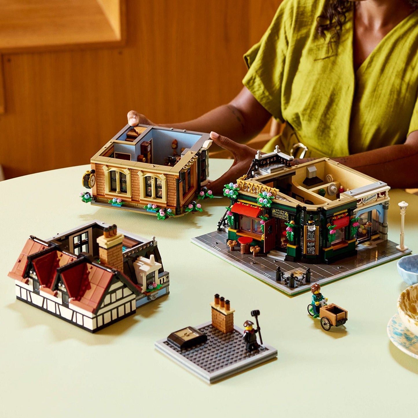 LEGO® ICONS™ Tudor Corner - Bộ Lắp Ráp Góc Phố Tudor - LEGO 10350 LEGO - ảnh 2 - LEGO Sets