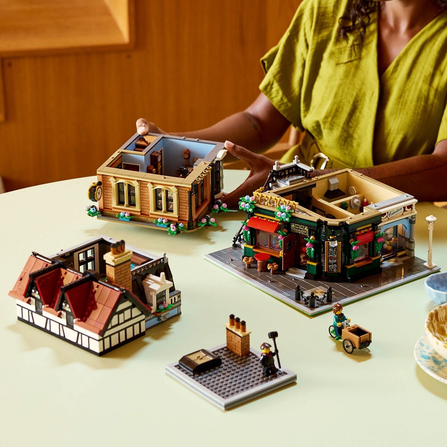 LEGO® ICONS™ Tudor Corner - Bộ Lắp Ráp Góc Phố Tudor - LEGO 10350 LEGO - ảnh 2 - LEGO Sets