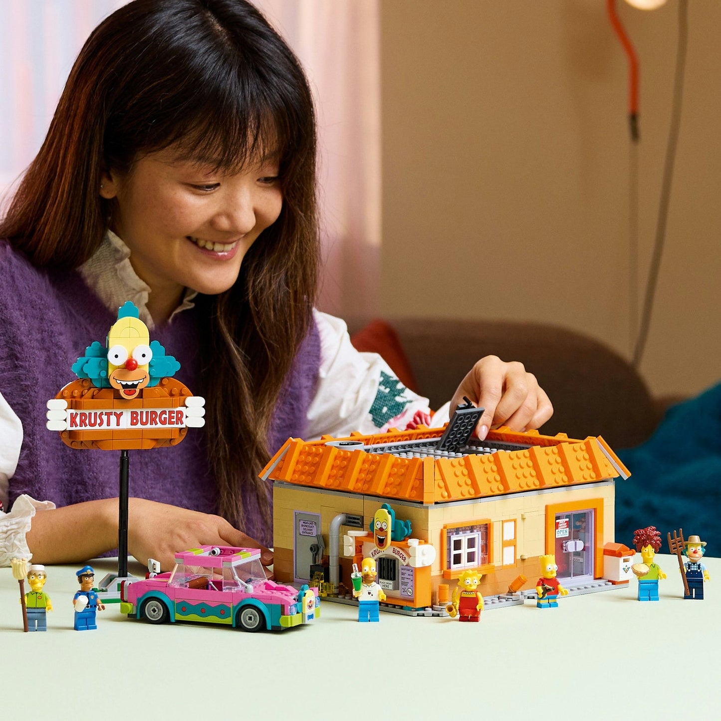 LEGO® ICONS™ The Simpsons™: Krusty Burger - Mô hình lắp ráp nhà hàng Springfield (10352) - Hình ảnh bổ sung 5