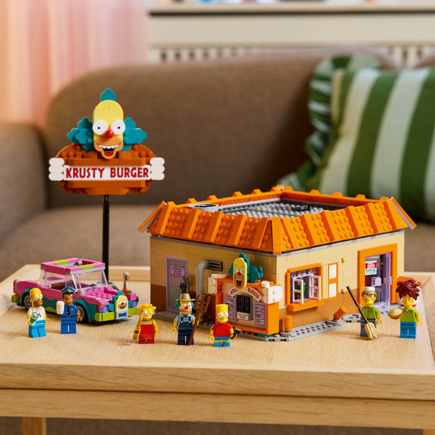 LEGO® ICONS™ The Simpsons™: Krusty Burger - Mô hình lắp ráp nhà hàng Springfield (10352) - Góc nhìn khác 3