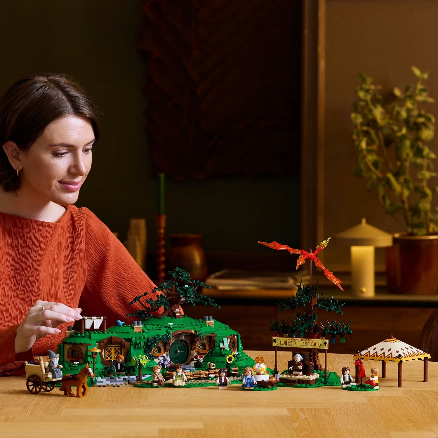 LEGO® ICONS™ The Lord of the Rings: The Shire™ - Bộ lắp ráp Chúa tể những chiếc nhẫn - LEGO 10354 - Góc nhìn khác 3