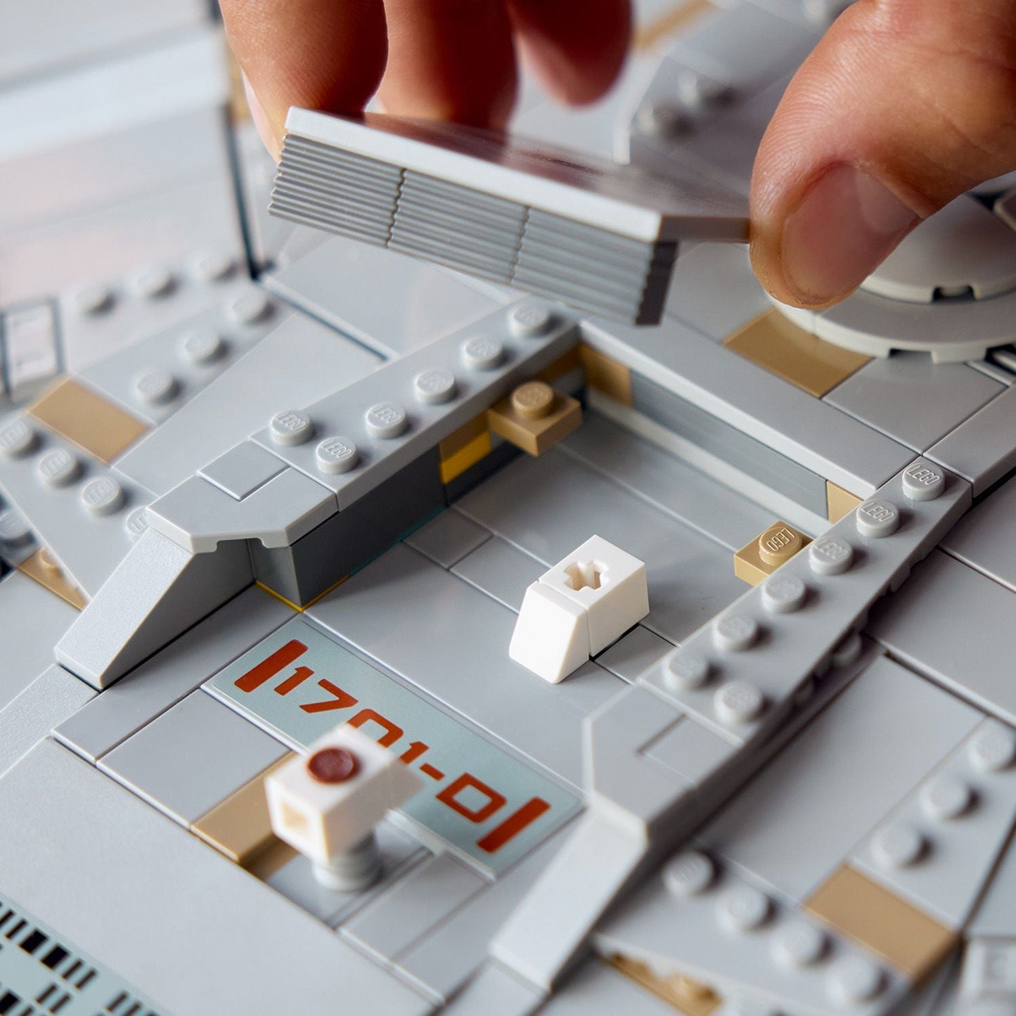 LEGO® Icons Star Trek: U.S.S. Enterprise NCC-1701-D™ - Đồ chơi lắp ráp mô hình tàu vũ trụ LEGO 10356 LEGO - ảnh 4 - Building 