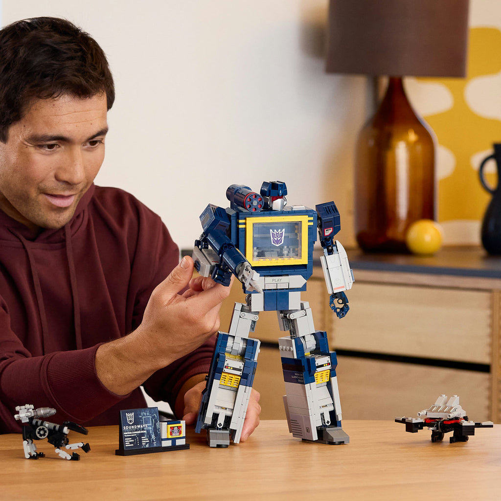 LEGO® ICONS™ Transformers: Soundwave - Mô Hình Robot Biến Hình Decepticon 10358 - Hình ảnh bổ sung 4