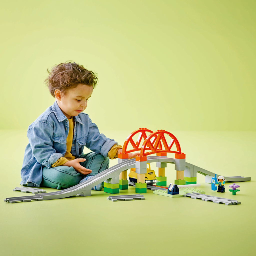 LEGO® DUPLO™ Train Bridge and Tracks Expansion Set - Bộ Mở Rộng Cầu Và Đường Ray Tàu Hỏa LEGO 10426 - Hình ảnh bổ sung 4