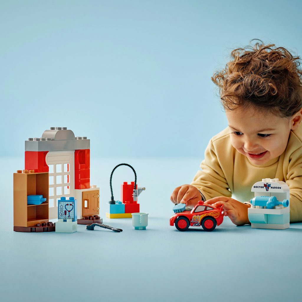LEGO® DUPLO™ McQueen's Visit to Doc's Garage - Đồ Chơi Lắp Ráp Xe Đua Disney Pixar Cars LEGO 10456 - Góc nhìn khác 3
