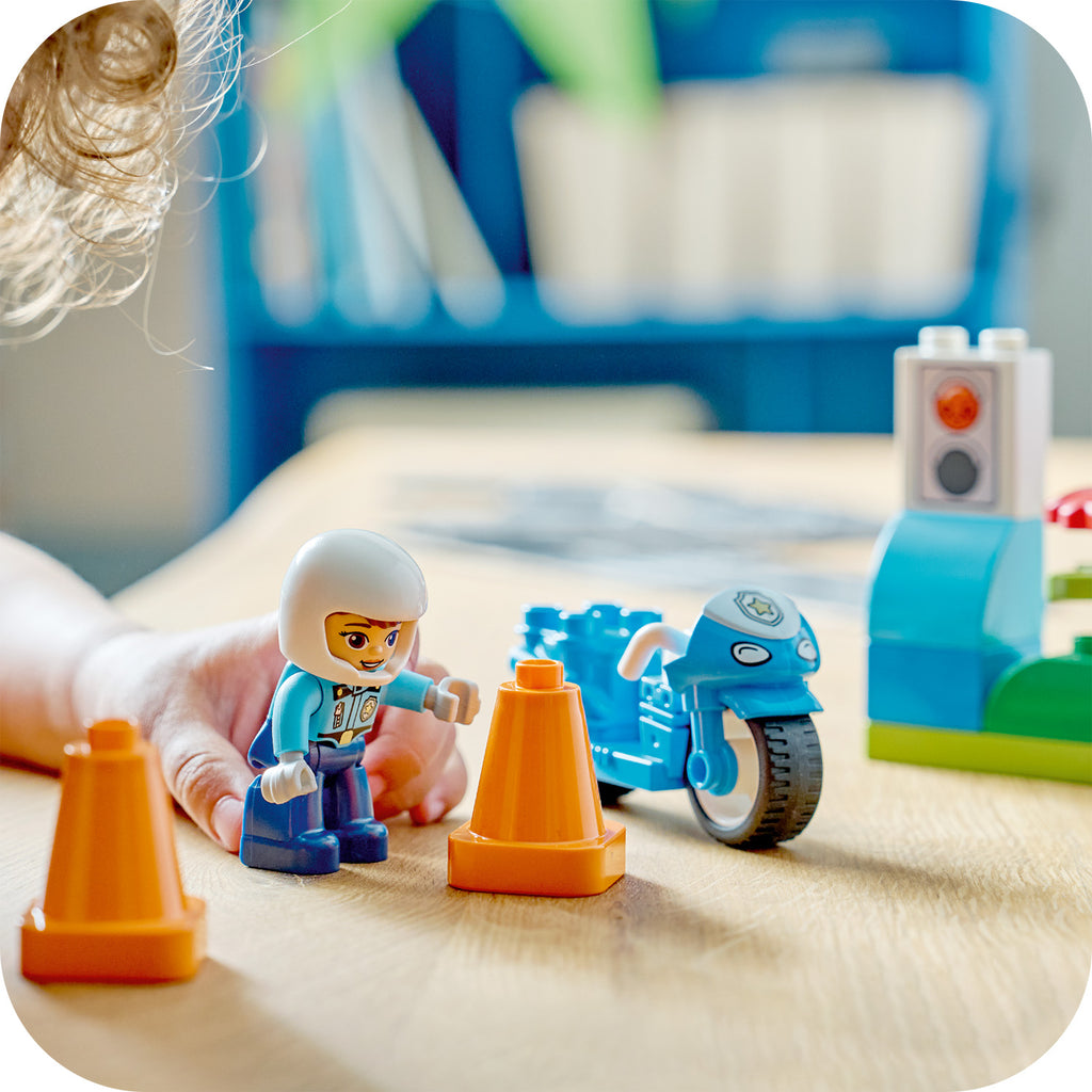 LEGO® DUPLO® Town Blue Police Motorcycle - Đồ chơi Mô tô Cảnh sát cho bé LEGO 10471 - Hình ảnh bổ sung 6