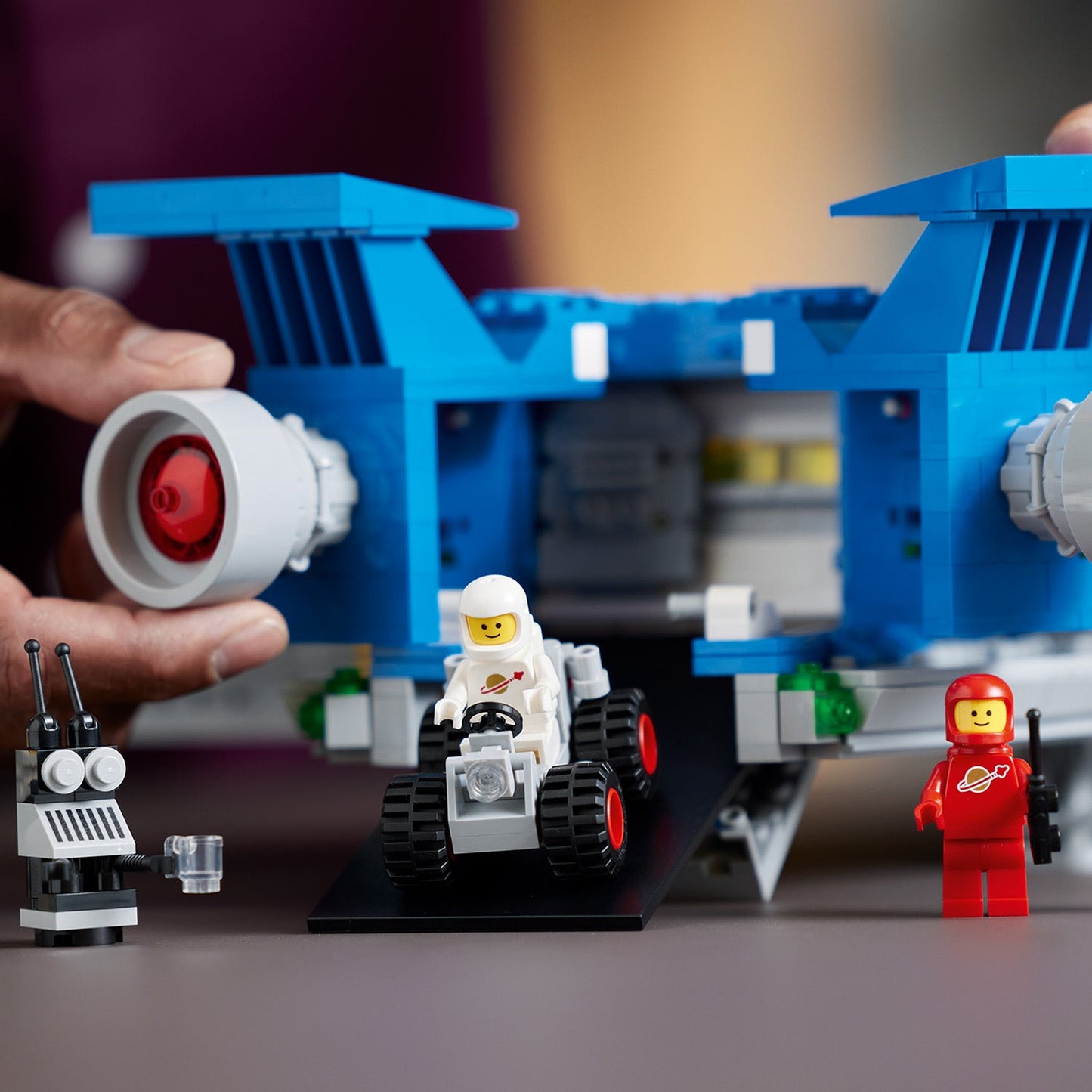LEGO® ICONS™ Galaxy Explorer - Bộ Lắp Ráp Phi Thuyền Không Gian Cổ Điển - LEGO 10497 - Hình ảnh bổ sung 7