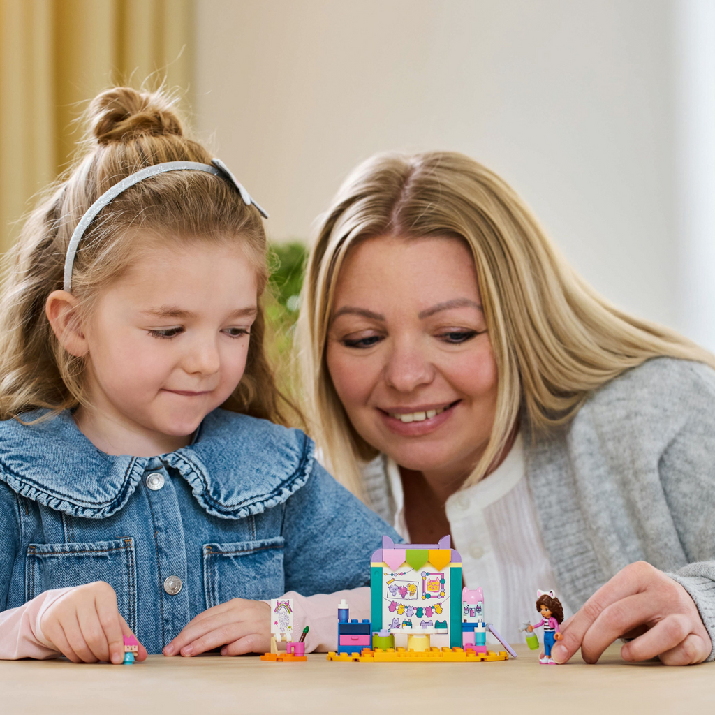LEGO® Gabby’s Dollhouse Crafting with Baby Box - Đồ chơi lắp ráp sáng tạo LEGO 10795 - Hình ảnh bổ sung 4