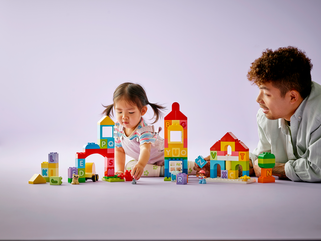 LEGO® DUPLO™ Classic Alphabet Town - Bộ Đồ Chơi Học Chữ Cái Cho Bé LEGO 10935 - Góc nhìn khác 3