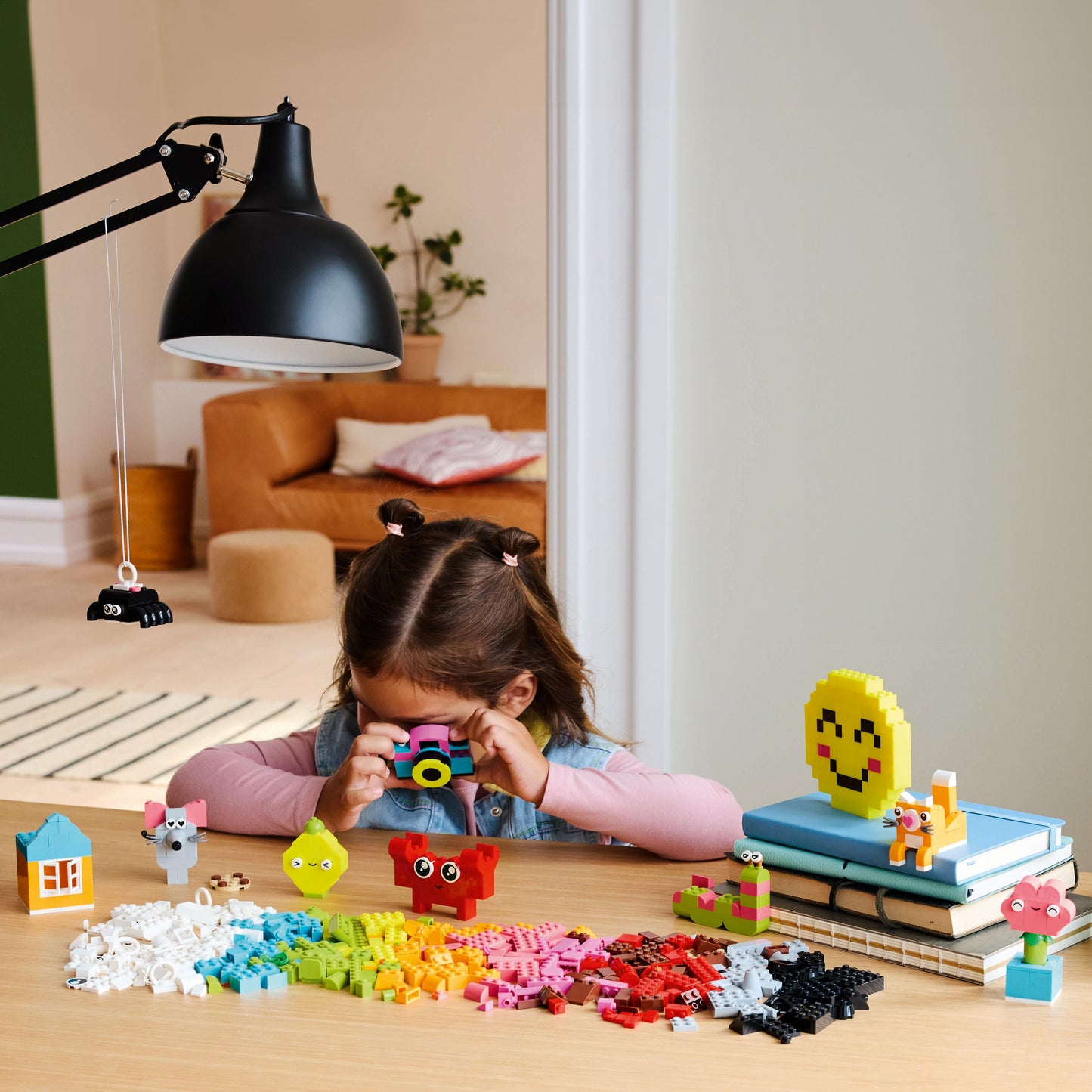 LEGO® Classic Creative Happy Box - Bộ Đồ Chơi Gạch Xây Dựng Sáng Tạo (11042) - Góc nhìn khác 3