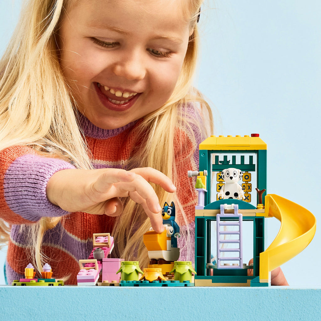 LEGO® Bluey Playground Fun with Bluey & Chloe Đồ Chơi Lắp Ráp Sân Chơi LEGO 11201 - Góc nhìn khác 3