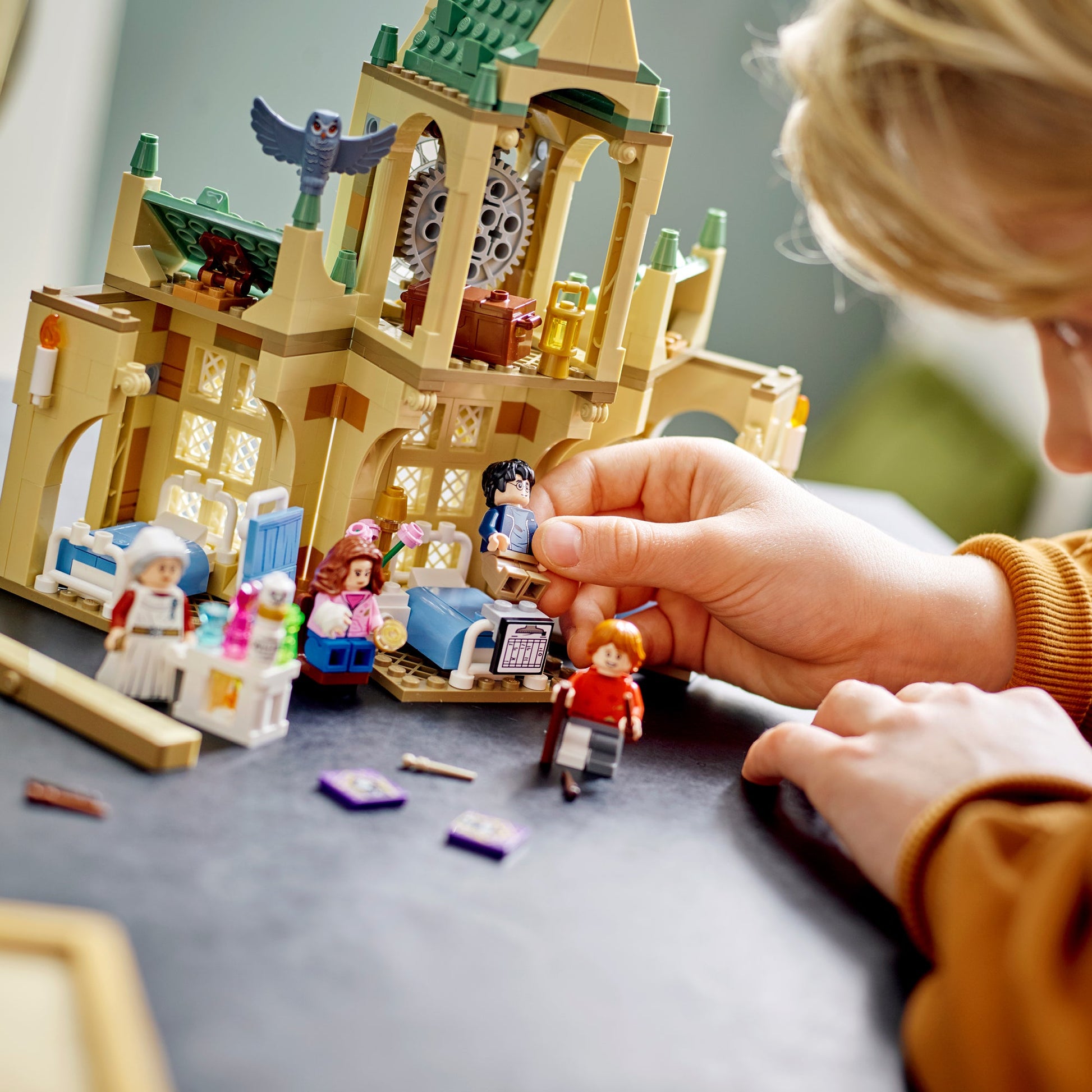 LEGO® Harry Potter™ Hogwarts™ Hospital Wing - Bộ Đồ Chơi Lắp Ráp Bệnh Thất Hogwarts 76398 - Hình ảnh bổ sung 4