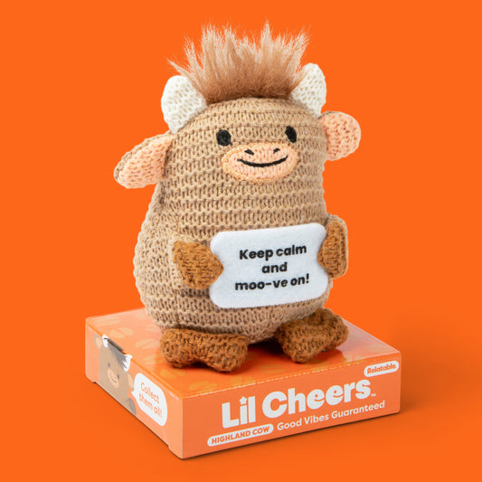 Lil Cheers Highland Cow – Thú Bông Len Móc Trang Trí Tích Cực Relatable
