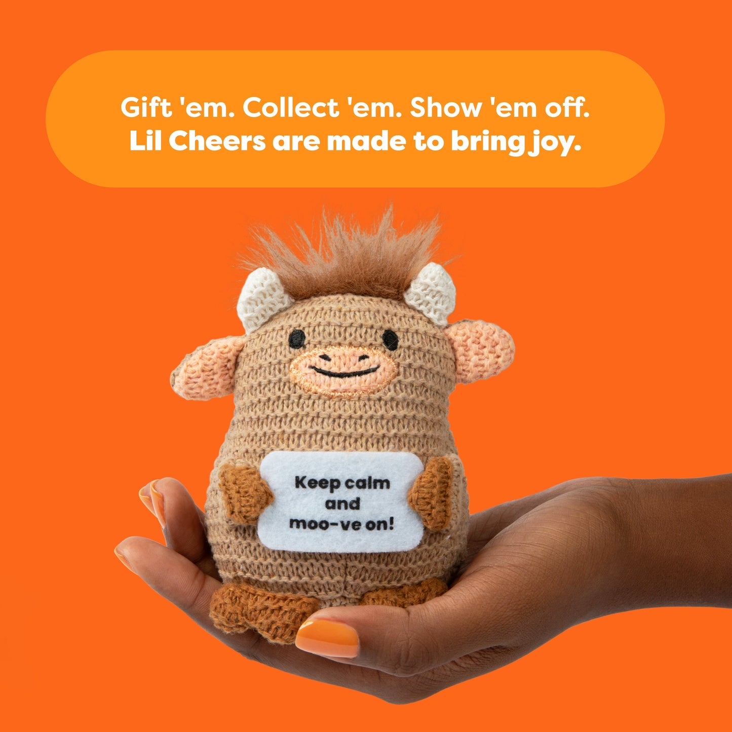 Lil Cheers Highland Cow – Thú Bông Len Móc Trang Trí Tích Cực Relatable