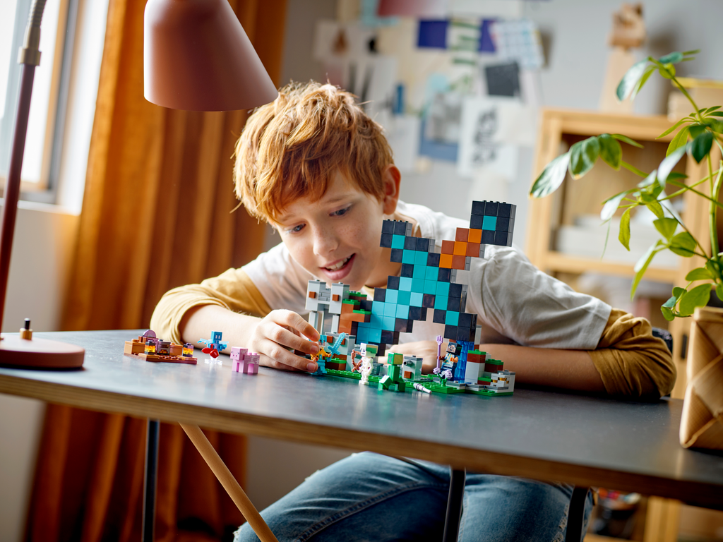 LEGO® Minecraft® The Sword Outpost (21244) - Bộ Lắp Ráp Căn Cứ Thanh Kiếm Kim Cương - LEGO - Góc nhìn khác 3