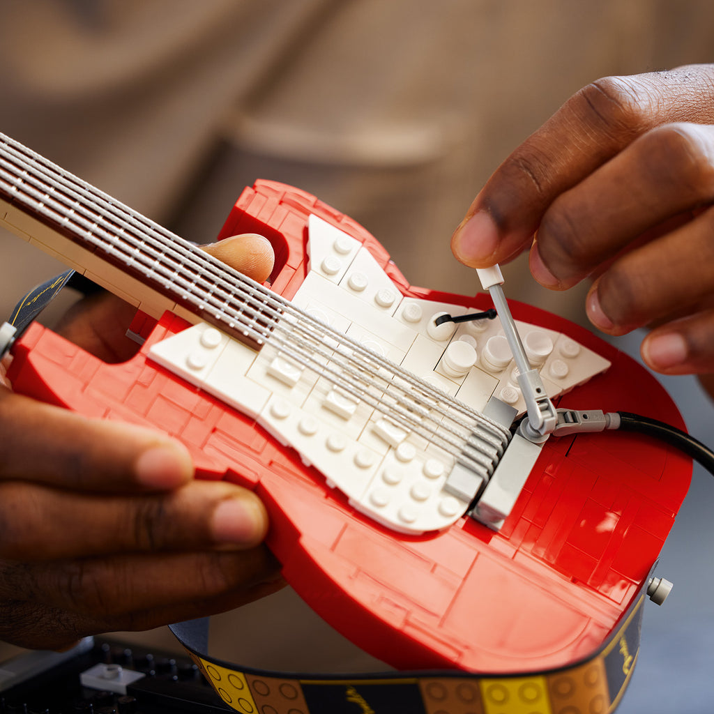 LEGO® Ideas Fender® Stratocaster™ - Bộ Lắp Ráp Mô Hình Guitar Điện LEGO 21329 - Góc nhìn khác 3