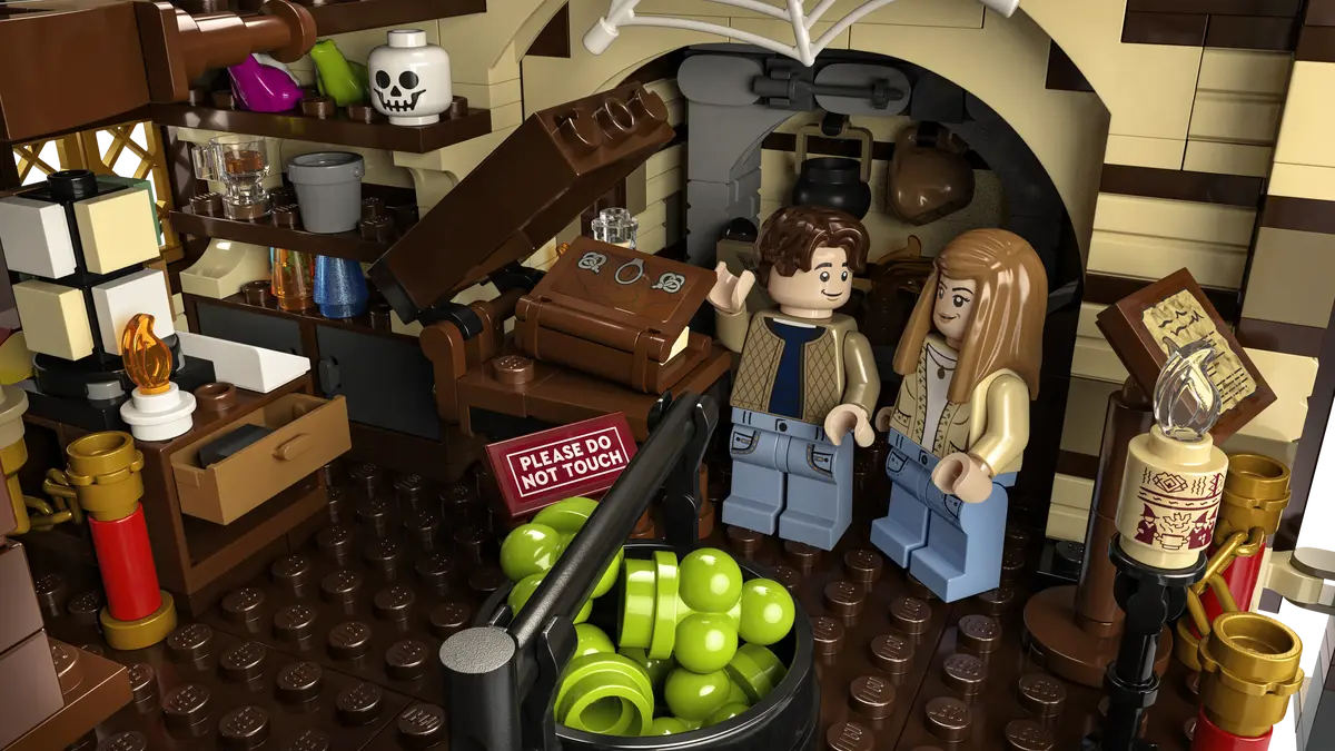 LEGO® Ideas Disney Hocus Pocus: The Sanderson Sisters’ Cottage - Mô hình Ngôi nhà Sanderson - LEGO 21341 - Hình ảnh bổ sung 4