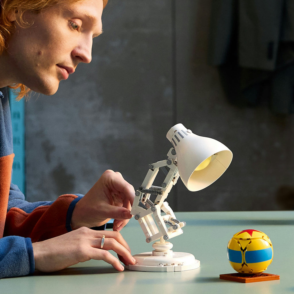 LEGO® Ideas | Disney Pixar Luxo Jr. - Mô Hình Đèn Bàn Biểu Tượng Pixar 21357 - Hình ảnh bổ sung 4