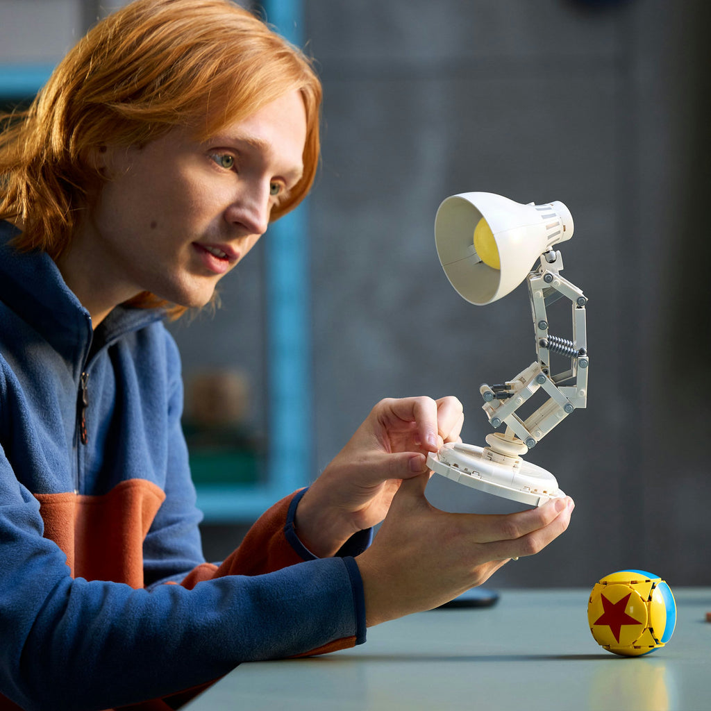 LEGO® Ideas | Disney Pixar Luxo Jr. - Mô Hình Đèn Bàn Biểu Tượng Pixar 21357 - Hình ảnh bổ sung 6