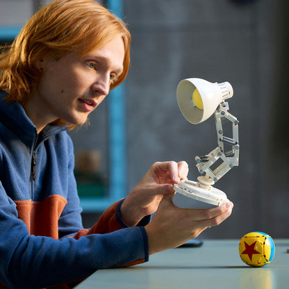LEGO® Ideas | Disney Pixar Luxo Jr. - Mô Hình Đèn Bàn Biểu Tượng Pixar 21357 - Hình ảnh bổ sung 6