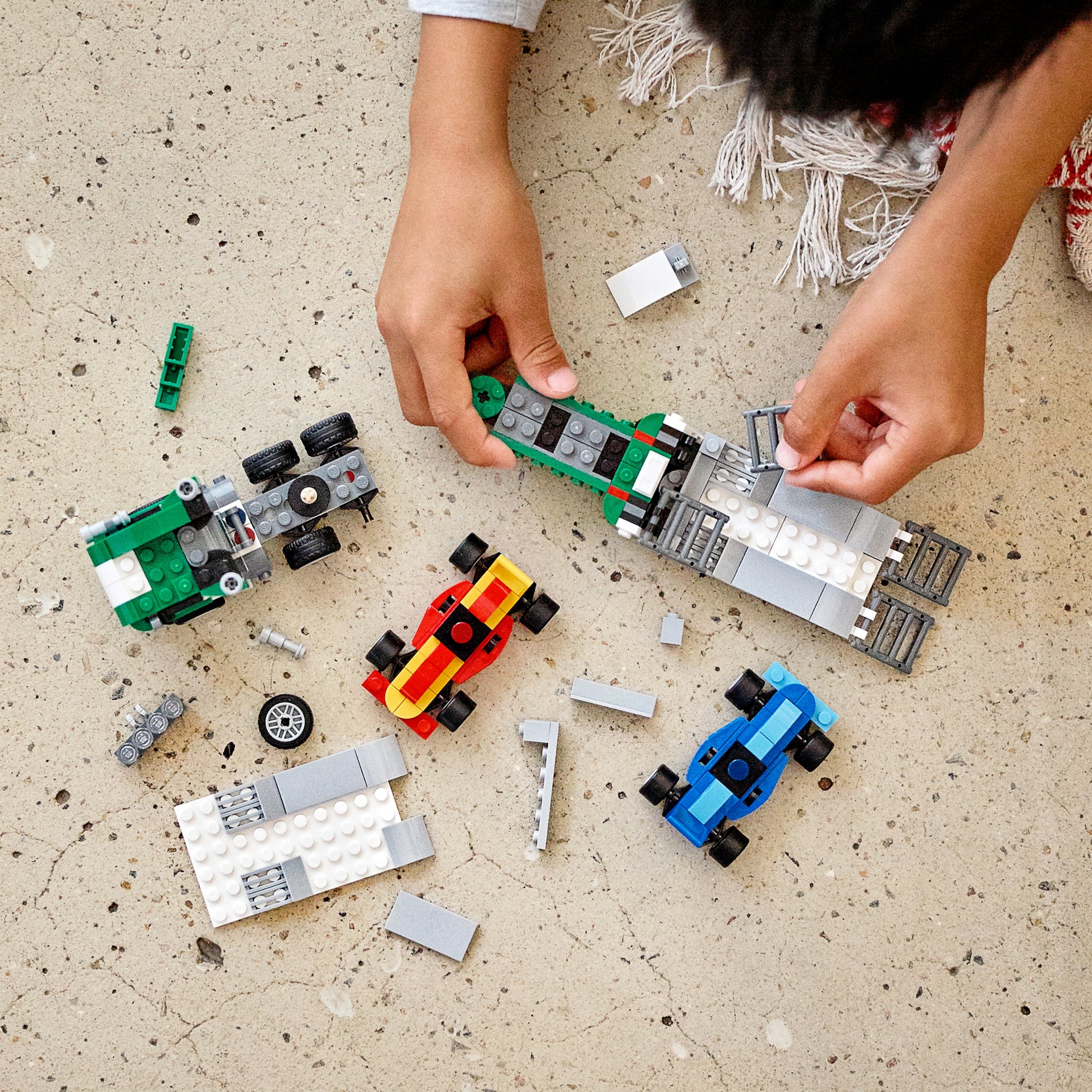 LEGO® Creator 3-in-1 Race Car Transporter - Đồ Chơi Lắp Ráp Xe Vận Chuyển Đua Xe 3 trong 1 - LEGO 31113 - Góc nhìn khác 3