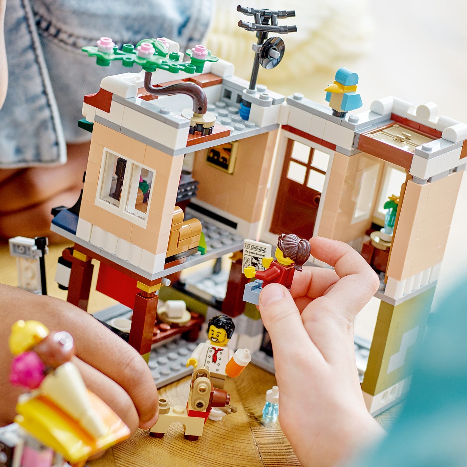LEGO® Creator 3-in-1 Downtown Noodle Shop - Đồ Chơi Lắp Ráp Tiệm Mì Trung Tâm Thành Phố LEGO 31131 - Hình ảnh bổ sung 9