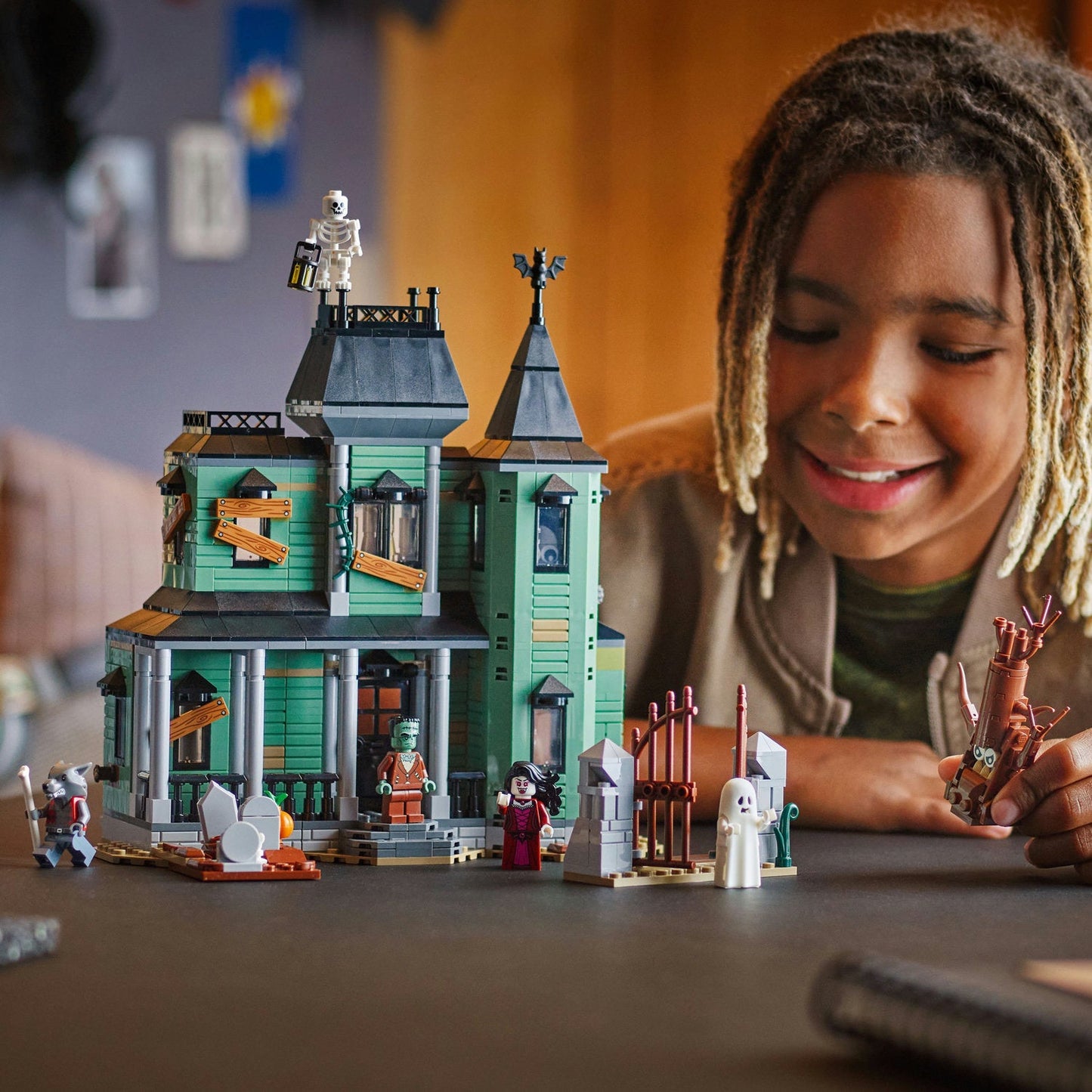LEGO® Creator 3-in-1 Haunted Mansion - Đồ Chơi Lắp Ráp Dinh Thự Ma Ám - LEGO 31167 - Góc nhìn khác 3