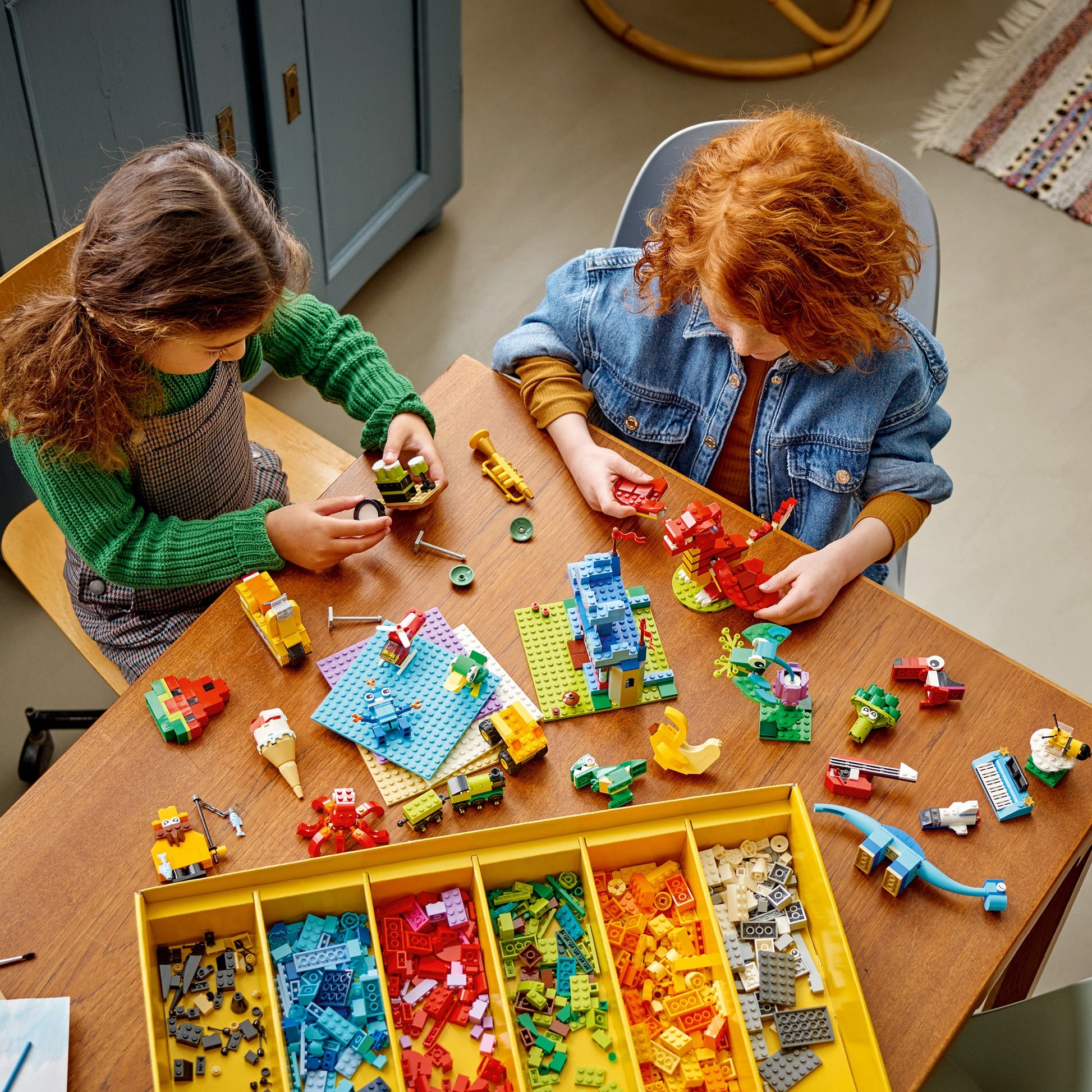 LEGO® Classic Build Together - Bộ Đồ Chơi Xây Dựng Sáng Tạo 1601 Chi Tiết - LEGO 11020 - Góc nhìn khác 3