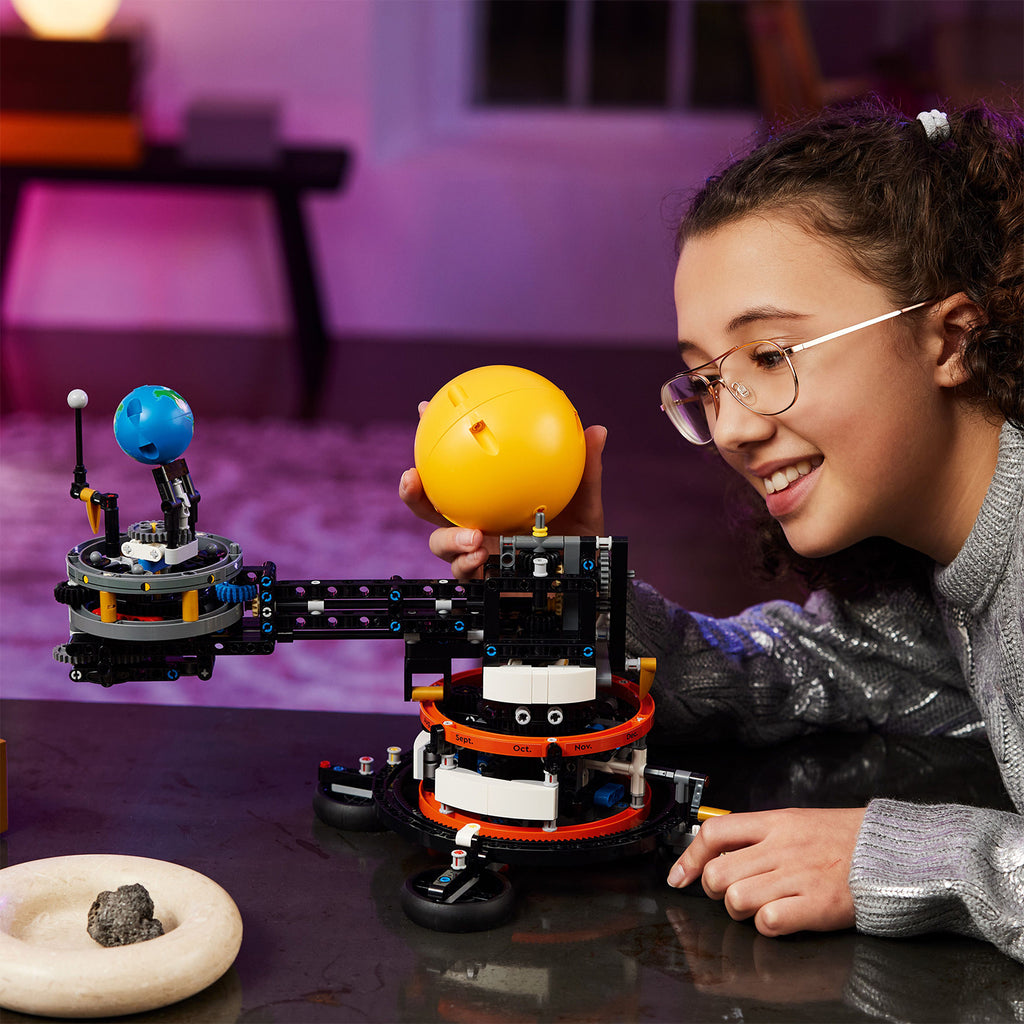 LEGO® Technic™ Planet Earth and Moon in Orbit - Mô Hình Hệ Mặt Trời Giáo Dục - LEGO 42179 - Góc nhìn khác 3