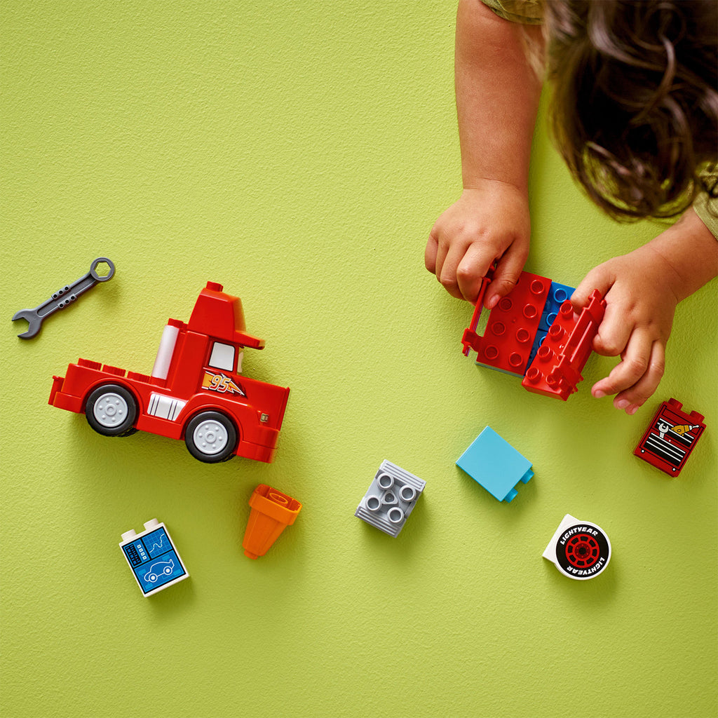 LEGO® DUPLO™ Mack at the Race - Đồ Chơi Lắp Ráp Xe Tải Mack Disney Pixar - LEGO 10417 - Hình ảnh bổ sung 4