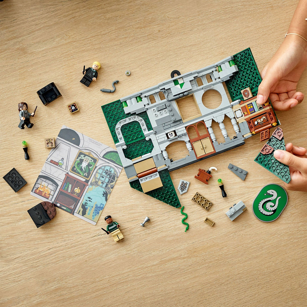 LEGO® Harry Potter™ Slytherin™ House Banner - Bộ Lắp Ráp Biểu Ngữ Nhà Slytherin - LEGO 76410 - Góc nhìn khác 3