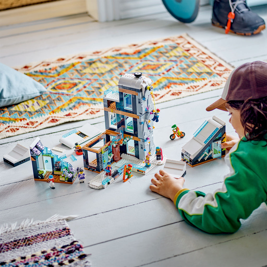 LEGO® City Ski and Climbing Center - Trung Tâm Trượt Tuyết và Leo Núi LEGO 60366 - Góc nhìn khác 3