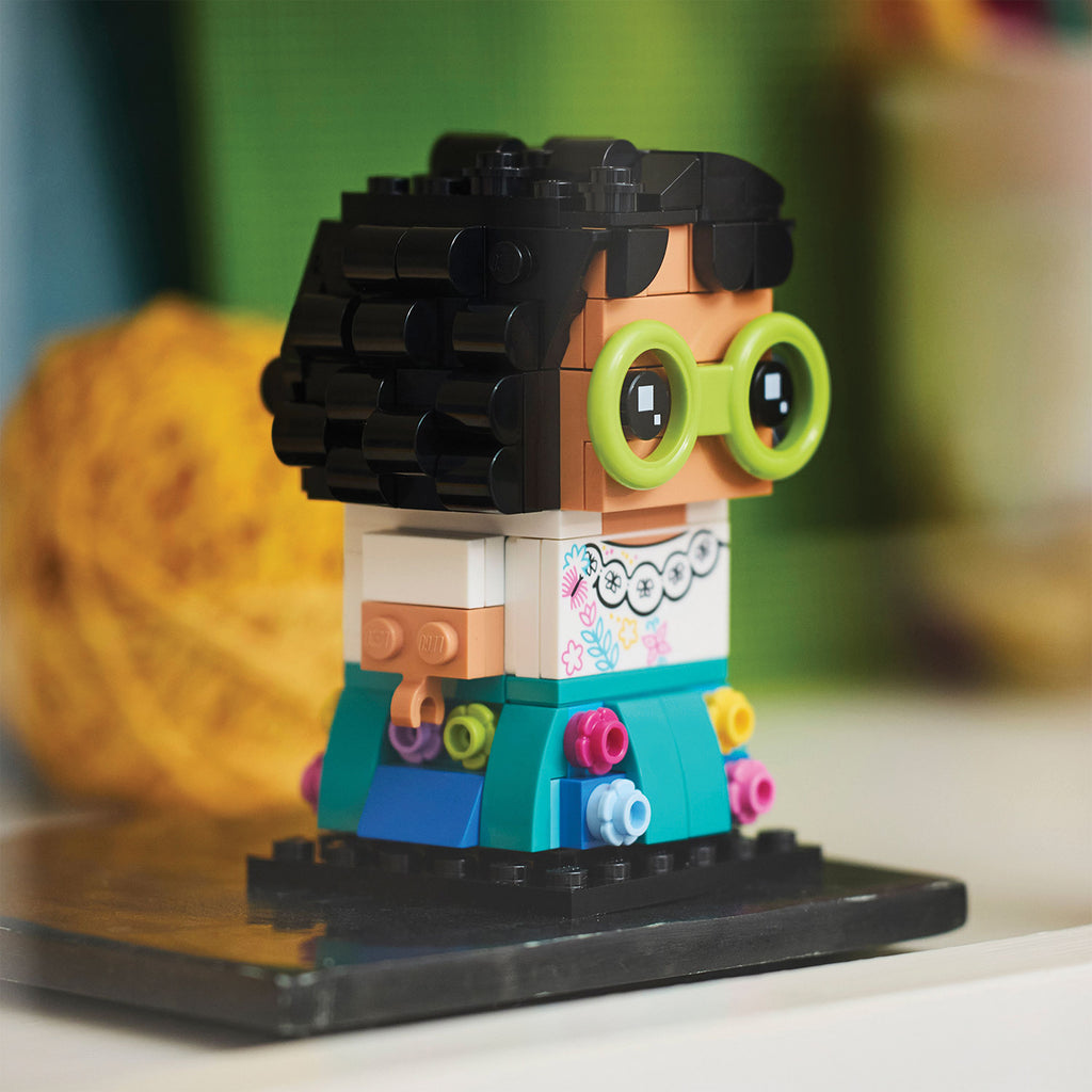 LEGO® BrickHeadz™ Mirabel Madrigal - Mô Hình Lắp Ráp Disney Encanto 40753 - Góc nhìn khác 3