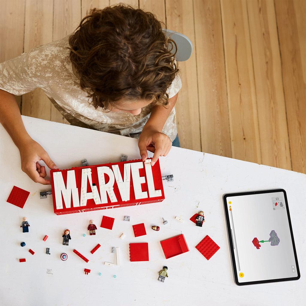 LEGO® Marvel: MARVEL Logo & Minifigures - Mô Hình Lắp Ráp Biểu Tượng Marvel & Nhân Vật Avengers LEGO 76313 - Hình ảnh bổ sung 4