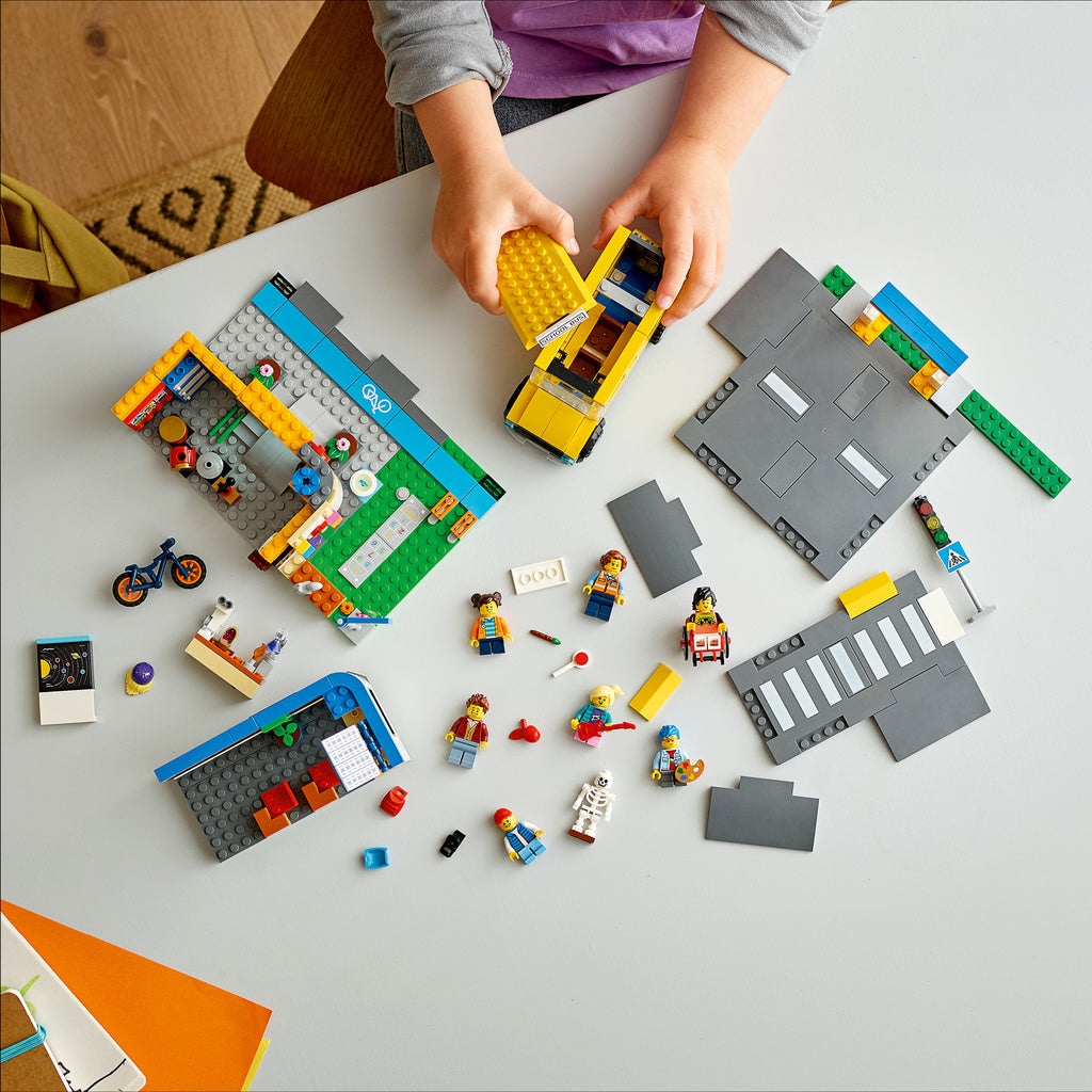LEGO® City School Day - Bộ Đồ Chơi Lắp Ráp Trường Học 60329 - LEGO City - Góc nhìn khác 3
