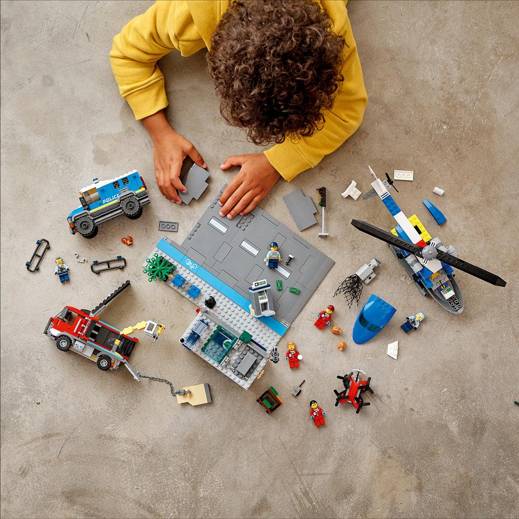 LEGO® City Police Chase at the Bank - Bộ đồ chơi lắp ráp Cảnh Sát Truy Đuổi Tại Ngân Hàng - LEGO 60317 - Góc nhìn khác 3