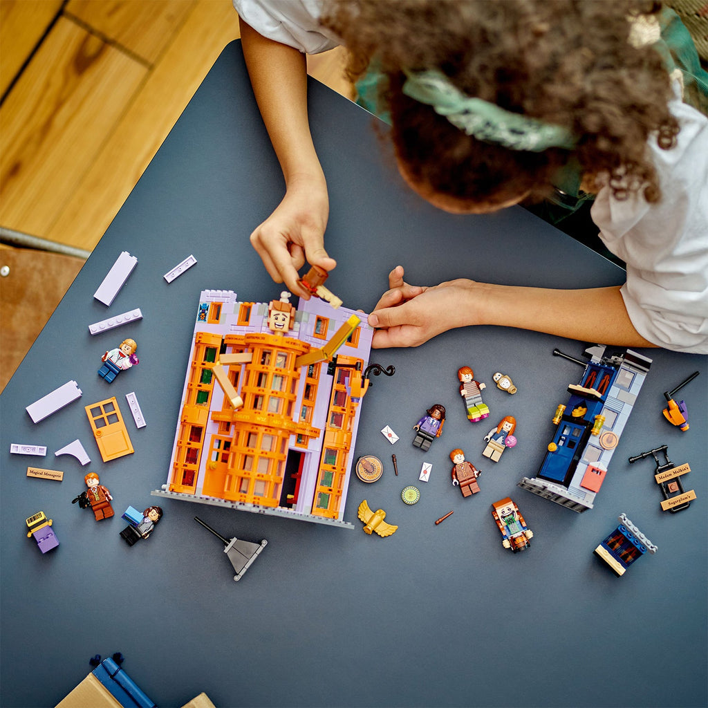 LEGO® Harry Potter™ Diagon Alley™: Weasleys’ Wizard Wheezes™ - Đồ chơi lắp ráp Hẻm Xéo Tiệm Giỡn Nhà Weasley LEGO 76422 - Hình ảnh bổ sung 4