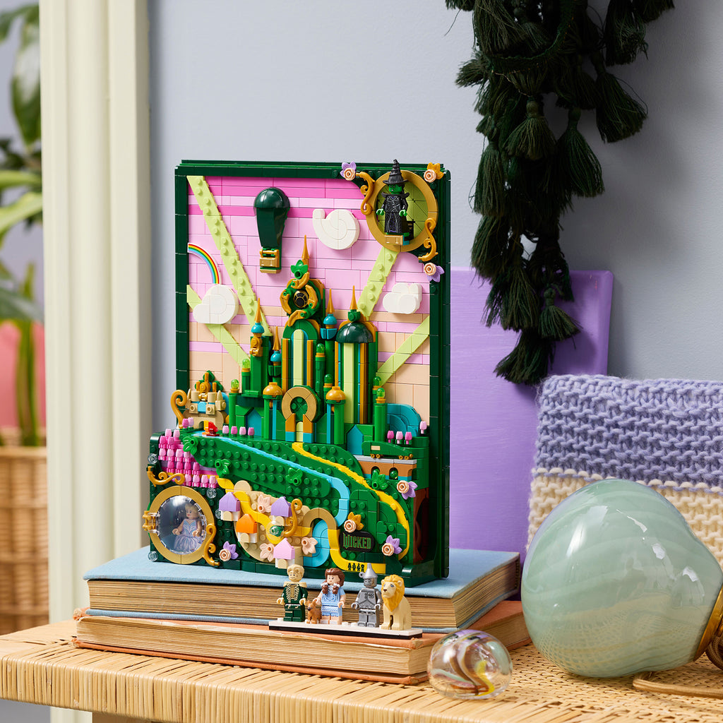 LEGO® Wicked Emerald City Wall Art - Tranh Treo Tường 3D Thành Phố Ngọc Lục Bảo LEGO 75685 - Góc nhìn khác 3