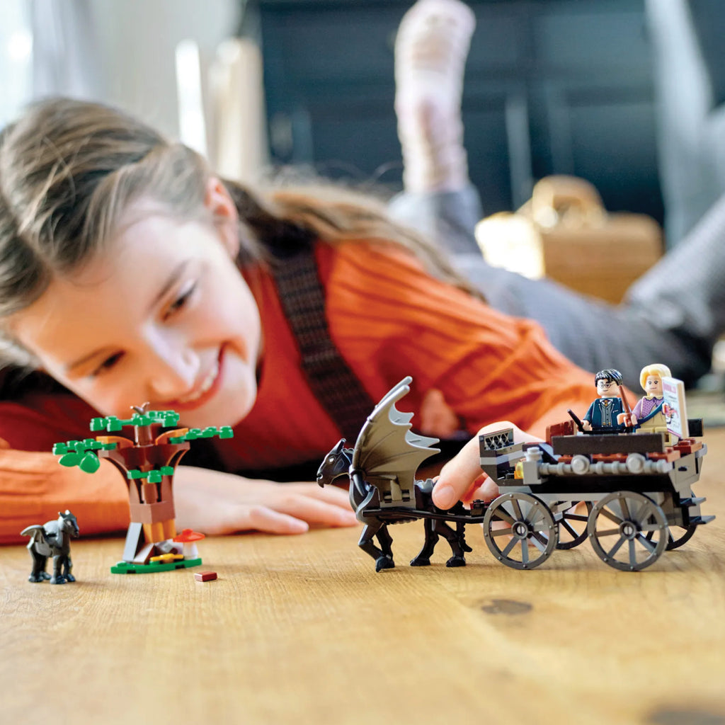 LEGO® Harry Potter™ Hogwarts™ Carriage and Thestrals - Đồ Chơi Lắp Ráp Xe Ngựa Và Vong Mã - LEGO 76400 - Góc nhìn khác 3