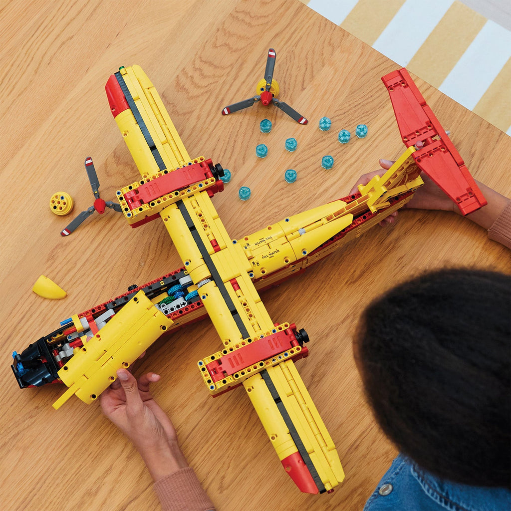 LEGO® Technic™ Firefighter Aircraft - Máy bay cứu hỏa 42152 - Góc nhìn khác 3