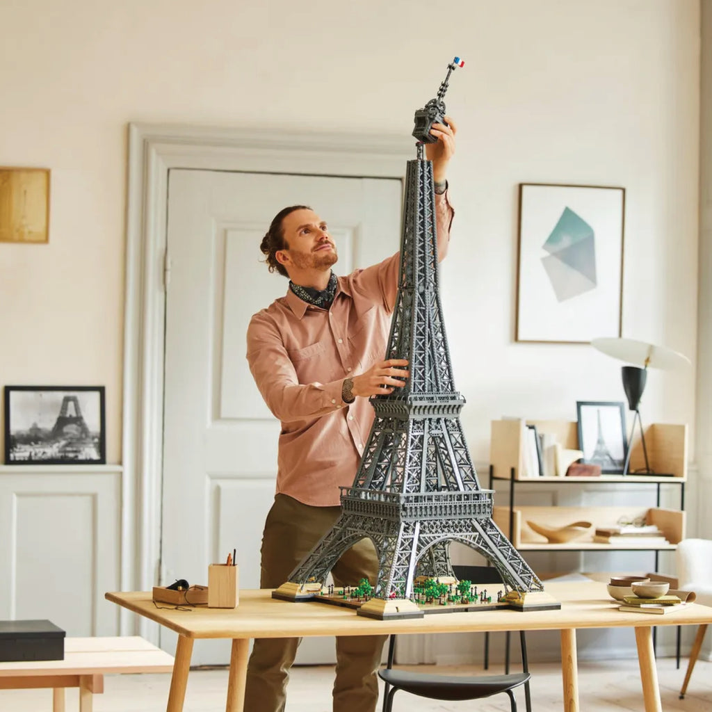 LEGO® ICONS™ Eiffel Tower - Mô hình lắp ráp Tháp Eiffel khổng lồ - LEGO 10307 - Góc nhìn khác 3