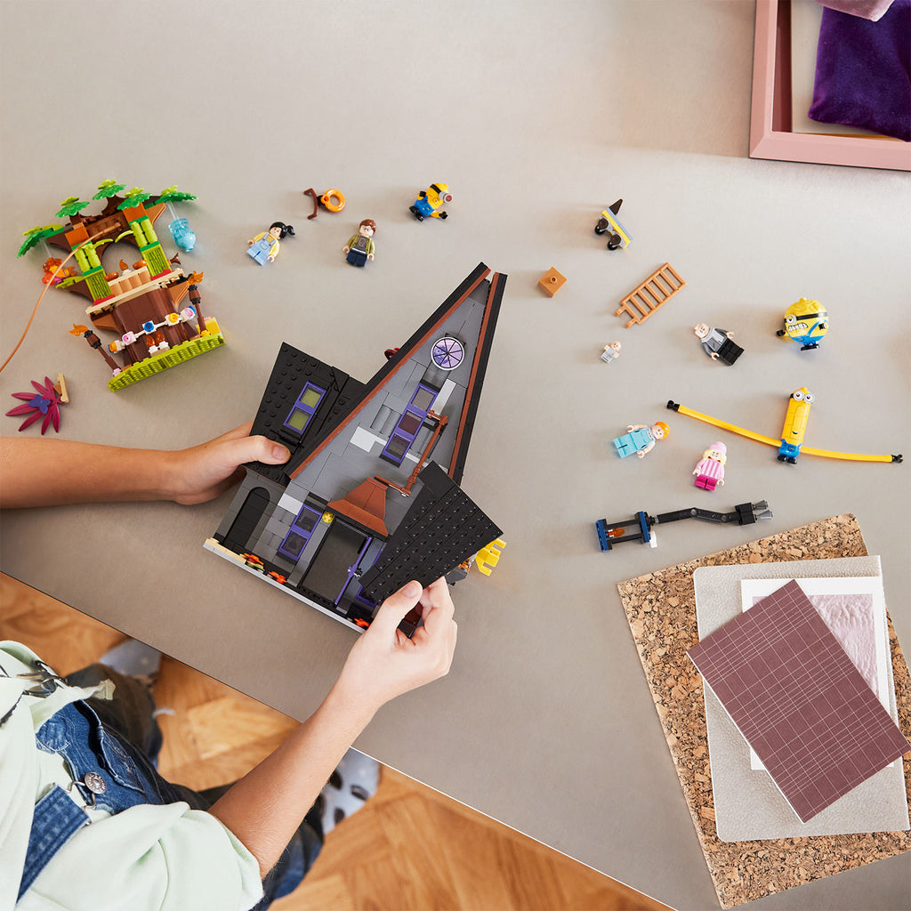 LEGO® Despicable Me 4 Minions and Gru's Family Mansion - Bộ Đồ Chơi Lắp Ráp Biệt Thự Gia Đình Gru - LEGO 75583 - Góc nhìn khác 3