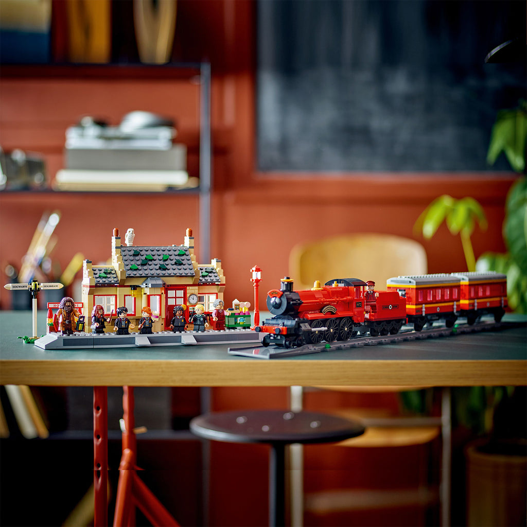 LEGO® Harry Potter™ Hogwarts Express™ & Hogsmeade™ Station - Đồ Chơi Lắp Ráp Tàu Hỏa Và Nhà Ga LEGO 76423 - Góc nhìn khác 3