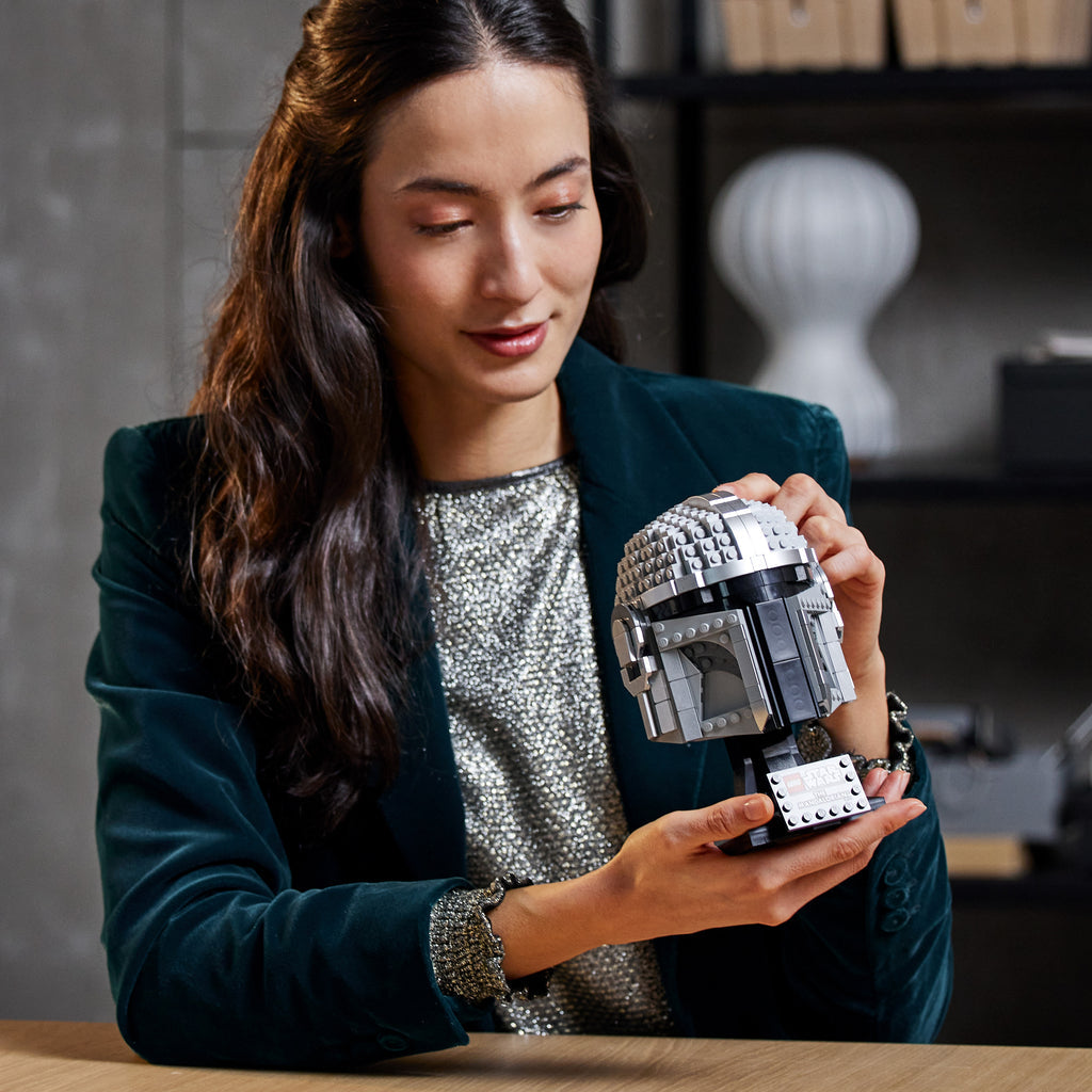 LEGO® Star Wars™ The Mandalorian™ Helmet - Mô Hình Mũ Bảo Hiểm Mandalorian - LEGO 75328 - Góc nhìn khác 3