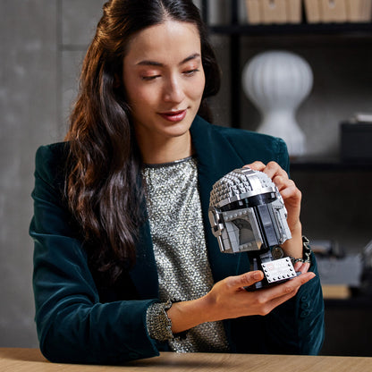 LEGO® Star Wars™ The Mandalorian™ Helmet - Mô Hình Mũ Bảo Hiểm Mandalorian - LEGO 75328 - Góc nhìn khác 3