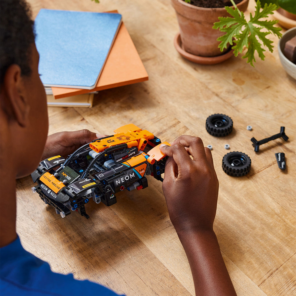 LEGO® Technic™ NEOM McLaren Extreme E Race Car - Xe Đua Địa Hình Kéo Lùi - LEGO 42166 - Góc nhìn khác 3