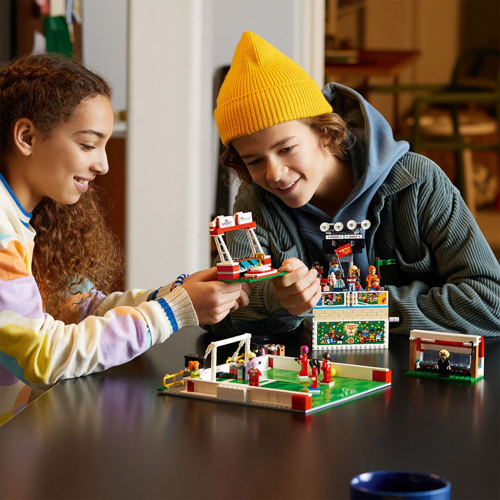 LEGO® Icons of Play - Bộ Lắp Ráp Sân Bóng Đá Thể Thao - LEGO 40634 - Hình ảnh bổ sung 4